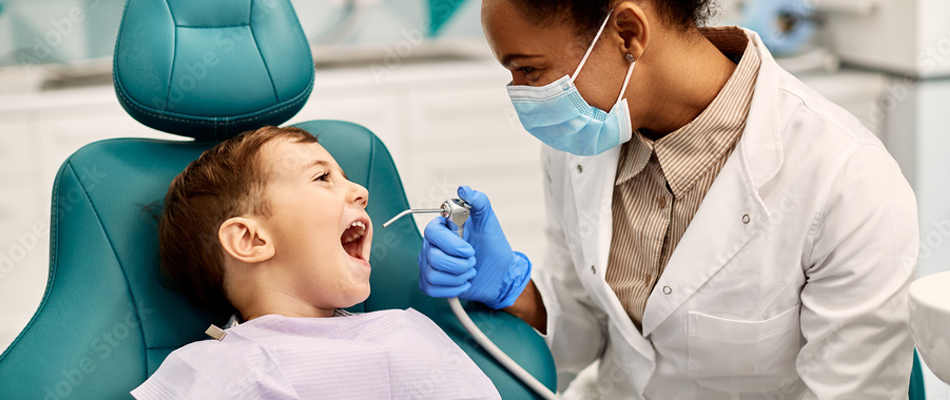 Pulizia dei denti professionale nei bambini